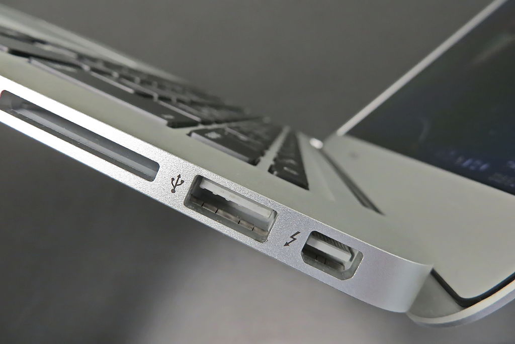 Firewire/Thunderbolt or USB?